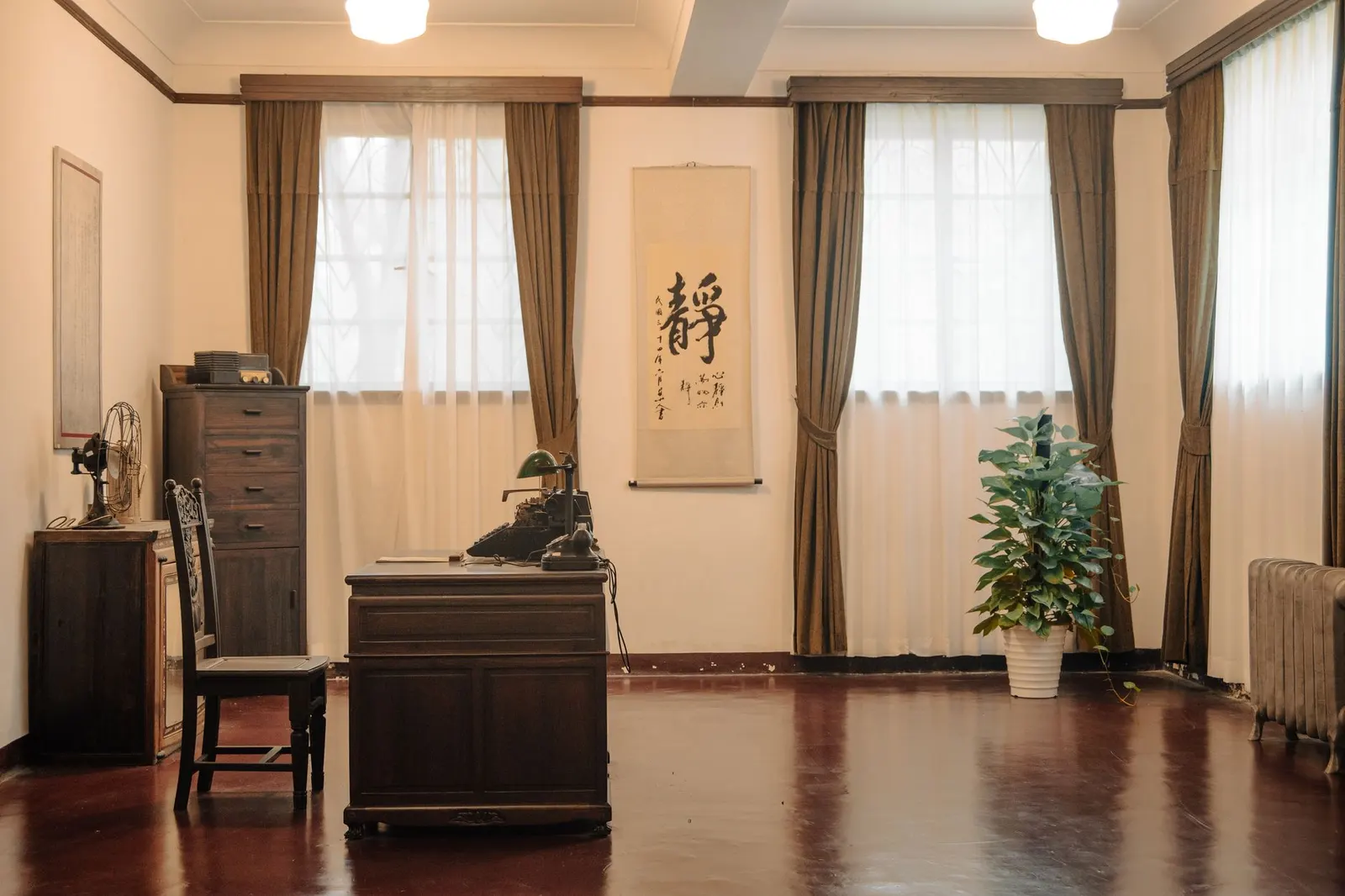 佛山家具企业官网定制费用分析示意图，包含不同建站模式成本对比图表