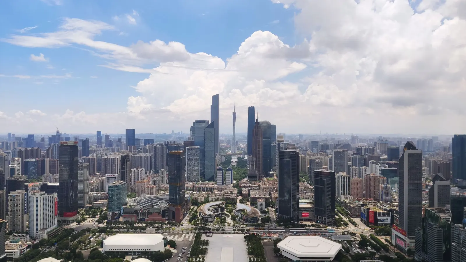 广州外贸服装独立站首页设计效果图，展示WordPress主题在多语言网站中的应用