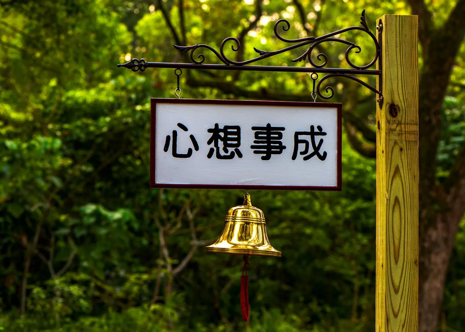 多语言外贸网站翻译协作流程与版本控制示意图，展示源内容到各语言版本的同步路径