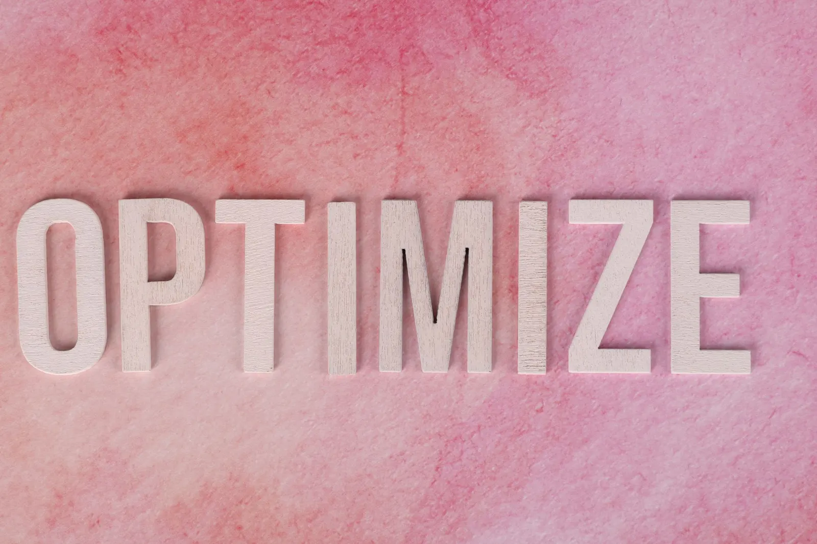 SG Optimizer 与 WP Rocket 缓存插件对比示意图，展示外贸 WordPress 网站性能优化选择