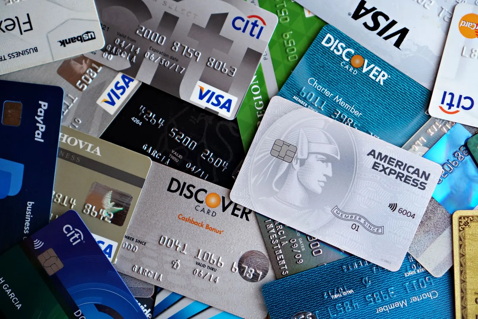 Stripe与PayPal手续费对比图，显示典型外贸订单的成本差距